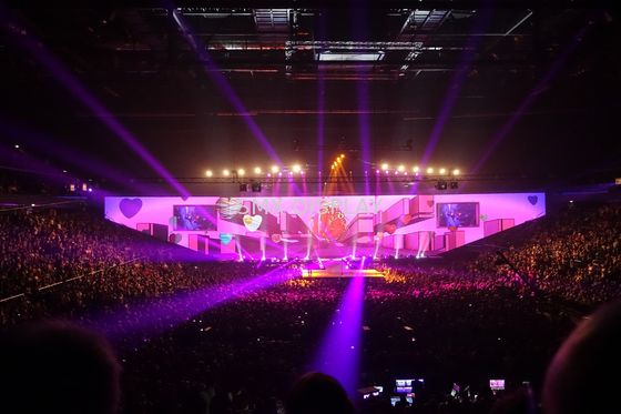 کیفیت 3D Holographic Projection System White Hologram Screen 80 Percent Transmittance کارخانه